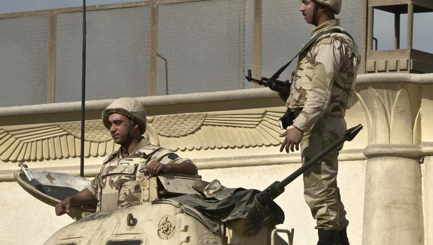 Des soldats égyptiens sur un tank au Caire le 9 décembre 2013