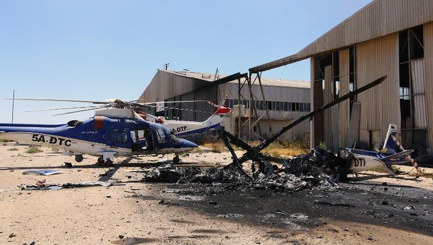 Les restes d'un avion incendié, sur le tarmac de l'aéroport de Tripoli, le 16 juillet 2014