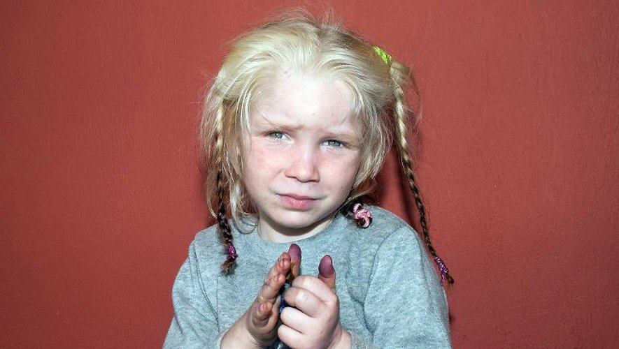 Photo fournie par la police grecque le 18 octobre 2013 montrant une fillette blonde non identifiée trouvée dans un campement de Roms à Farsala