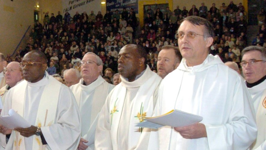 Le prêtre rwandais Wenceslas Munyeshyaka (4e G), lors d'une messe à Evreux le 29 janvier 2006