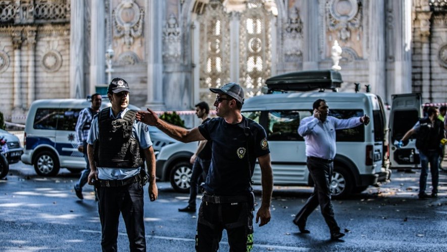 Des officiers de police turcs patrouillent près du palais Dolmabahçe, sur le site ou ont été entendus des coups de feu et une explosion, le 19 août 2015 à Istanbul