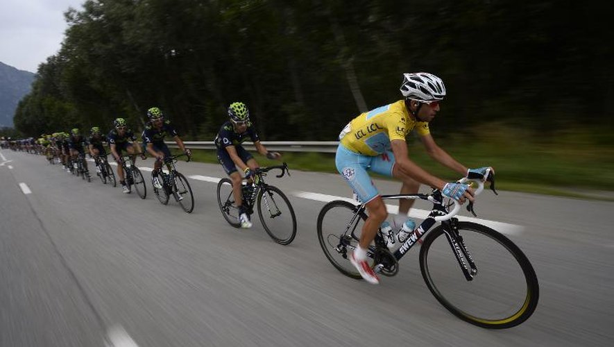 Le maillot jaune Vincenzo Nibali (Astana) à l'avant du peloton lors de la 14e étape du Tour de France entre Grenoble et Risoul, le 19 juillet 2014