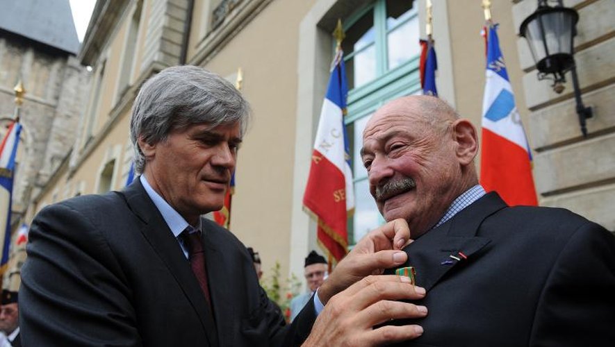 Le ministre de l'Agriculture et porte-parole du gouvernement Stéphane Le Foll décore Joseph Weismann, au Mans le 20 juillet 2014