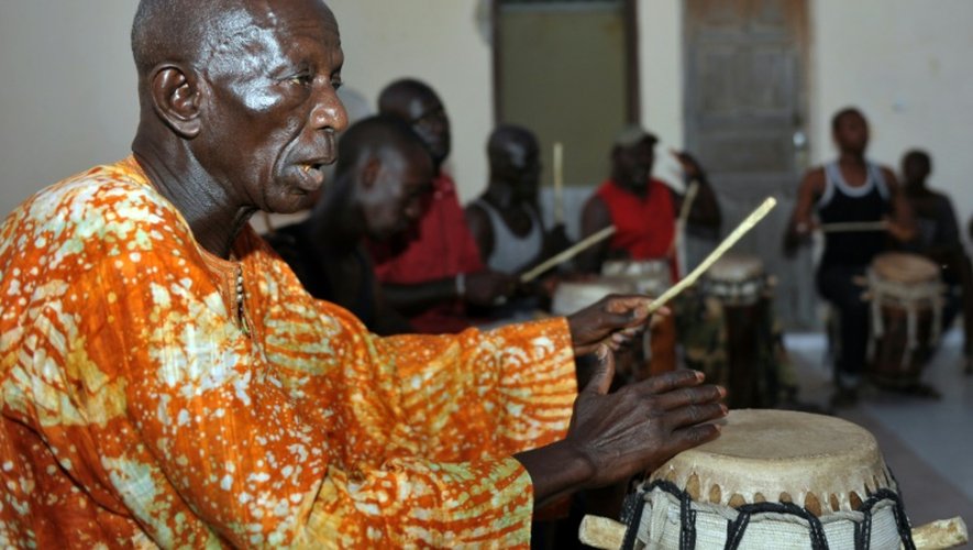 Doudou Ndiaye Rose, célèbre maître-tambour sénégalais, compositeur et chef d'orchestre, joue du sabar, un tambour traditionnel, le 1 octobre 2010 à Dakar