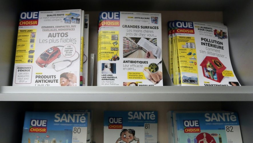 Des magazines "Que Choisir", le 25 mars 2014, au siège parisien de l'association de consommateurs qui dénonce à présent la qualité de plusieurs produits solaires pour enfants