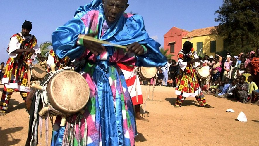 Doud Ndiaye Rose joue avec son groupe de percussionnistes sur l'île de Gorée à Dakar, pour l'ouverture du festival de Jazz, le 16 avril 2004 à Dakar