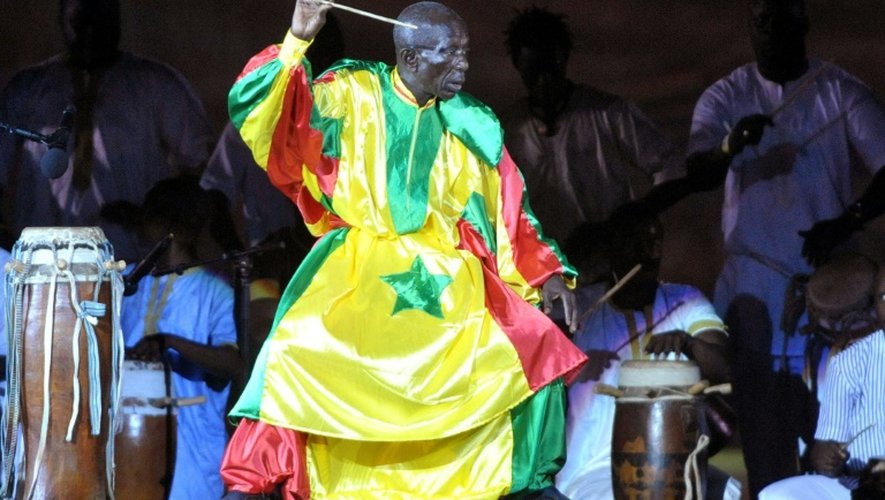 Doudou Ndiaye Rose, célèbre maître-tambour sénégalais, dirige les percussions au stade Léopold Sédar Senghor, le 10 décembre 2010, à Dakar