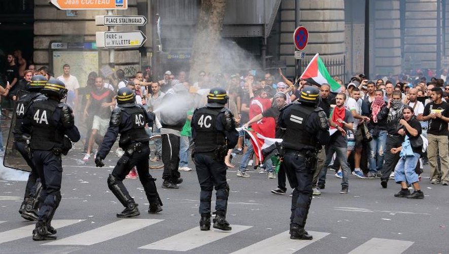 Heurts entre forces de l'ordre et manifestants lors d'une manifestation pro-palestinienne à Paris, le 19 juillet 2014