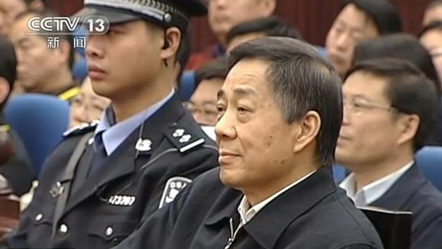 Capture d'images de la télévision chinoise CCTV montrant l'ex-dirigeant Bo Xilai (c) au tribunal de Jinan, le 25 octobre 2013
