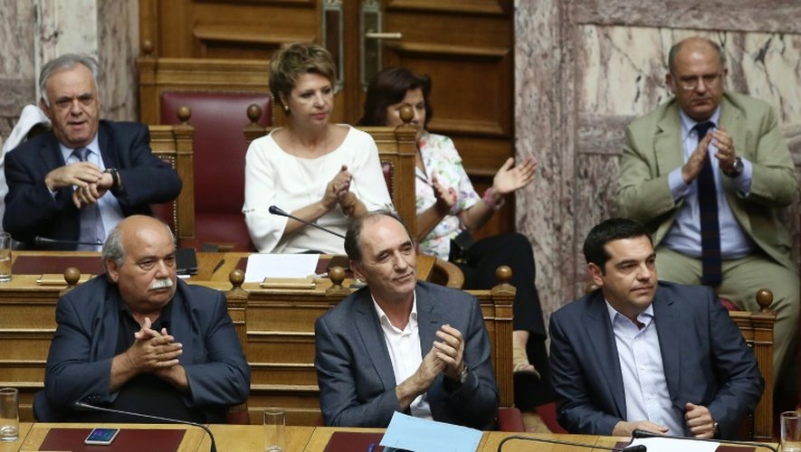 Des membres du gouvernement grec parmi lesquels, le ministre des Finances, Euclid Tsakalotos (C) et le Premier ministre, Alexis Tsipras (D), lors d'un débat au Parlement, le 14 août 2015 à Athènes