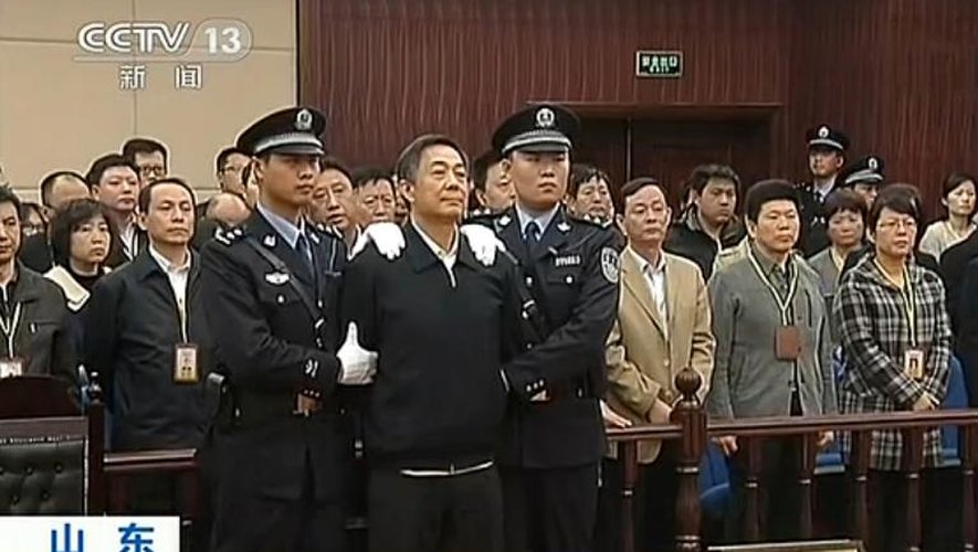 Capture d'images de la télévision chinoise CCTV montrant l'ex-dirigeant Bo Xilai (c) au tribunal de Jinan, le 25 octobre 2013