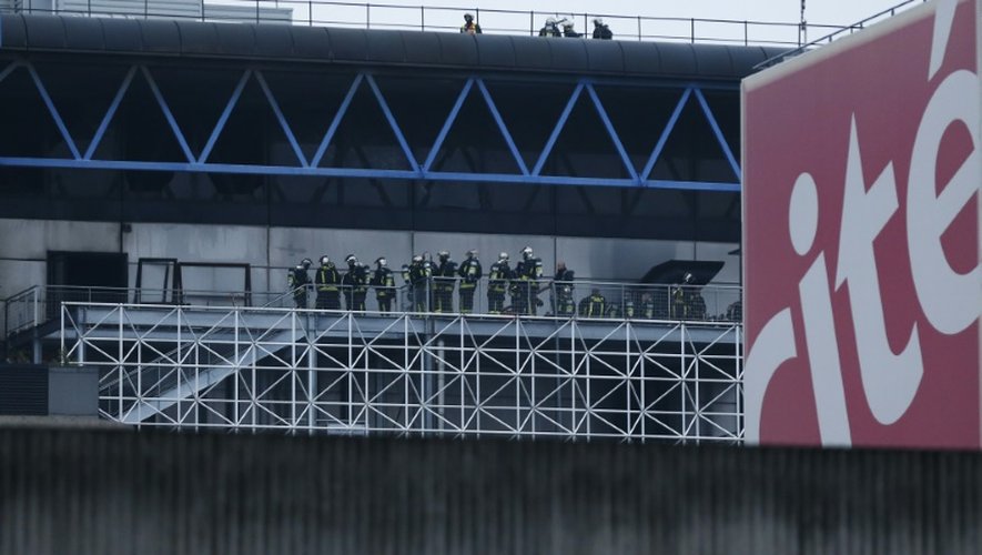 Des pompiers sur le toit de la Cité des Sciences et de l'Industrie le 20 août 2015