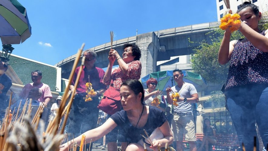 Des habitants font des offrandes au temple d'Erawan, le site touristique où 20 personnes ont été tuées le 17 août, le 20 août à Bangkok