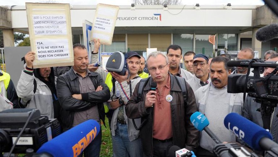 Le délégué syndical CGT de l'usine PSA d'Aulnay Jean-Pierre Mercier, devant les journalistes, le 25 octobre 2013