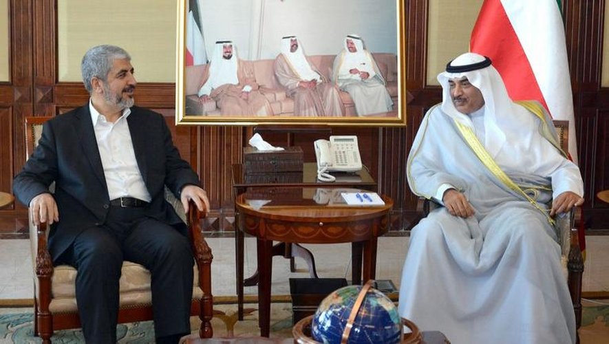 Image fournie par l'agence de presse koweïtienne (KUNA) montre le ministre des Affaires étrangères  du Koweït Cheikh Sabah Khaled Al-Sabah (d)s'entretient avec le chef du Hamas Khaled Meshaal le 20 juillet 2014 à Koweït