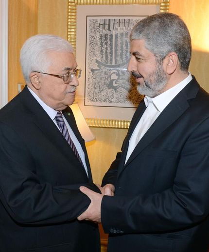 Une image fournie par le bureau de presse palestinien (PPO) montre le président palestinien Mahmoud Abbas (g) ave cle chef du Hamas, Khaled Meshaal le 5 mai 2014 à Doha, au Qatar