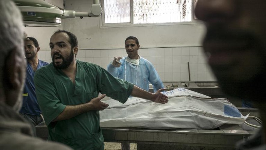 Un médecin de la morgue de l'hôpital al-Chifa à Gaza le 20 juillet 2014