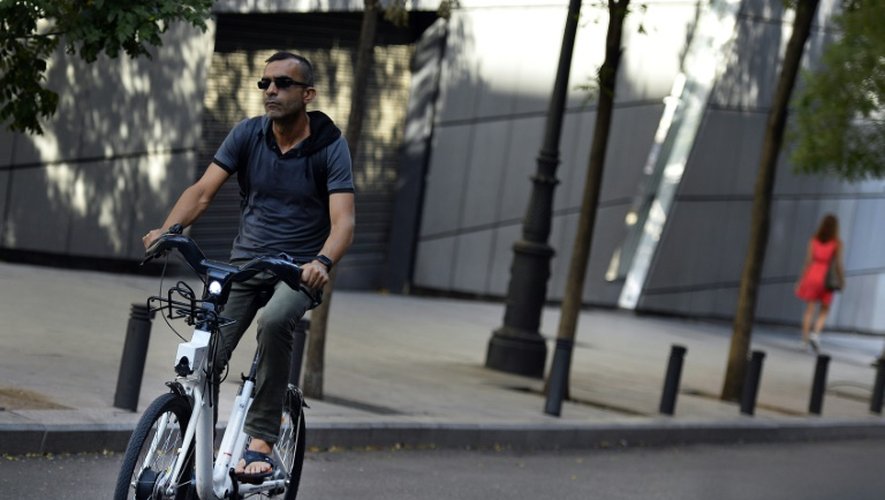 Un utilisateur d'un vélo à assistance électrique BiciMAD dans une rue de Madrid, le 11 août 2015