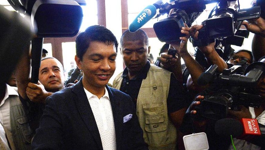 Le président malgache Andry Rajoelina vote, le 25 octobre 2013 à Antananarivo lors de l'élection présidentielle