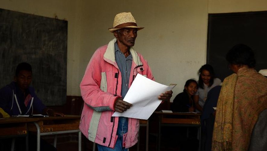 Un Malgache s'apprête à voter lors de l'élection présidentielle, le 25 octobre 2013 à Antananarivo