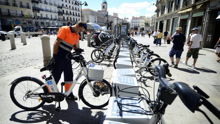Un employé municipal s'occupe de vélos à assistance électrique BiciMAD à Madrid le 13 août 2015