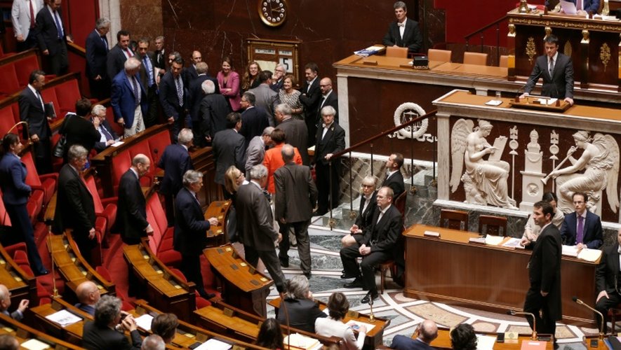 Des députés quittent l'Assemblée nationale lors du discours Premier ministre Manuel Valls engageant le 49-3 sur la loi travail, le 5 juillet 2016