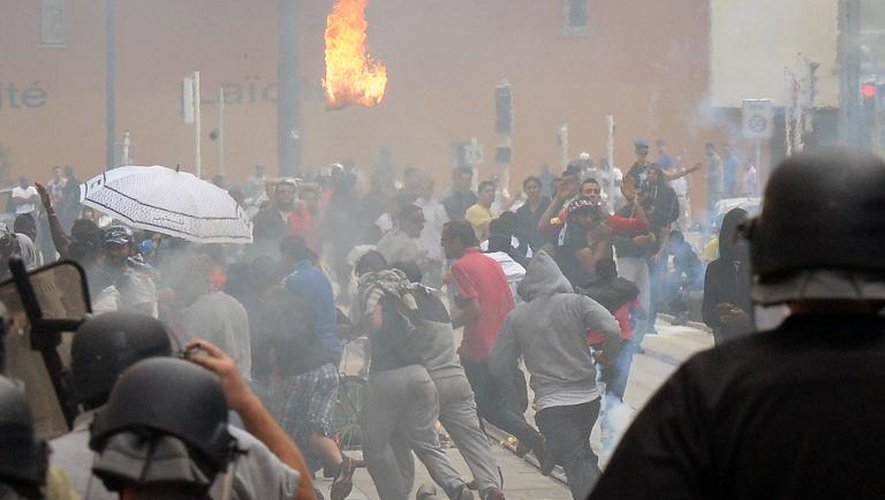Des policiers chargent des émeutiers le 20 juillet 2014, en marge d'un rassemblement pro-palestinien non autorisé à Sarcelles (Val-d'Oise)