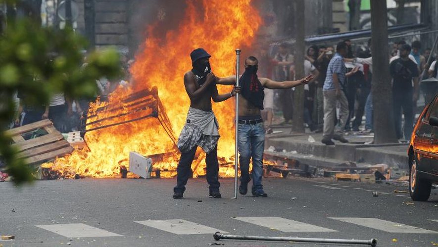 Des manifestants devant des barricades à la station de métro Barbès à Paris le 19 juillet 2014