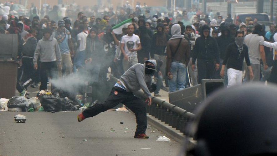 Des émeutiers jettent des projectiles à la police à Sarcelles le 20 juillet 2014