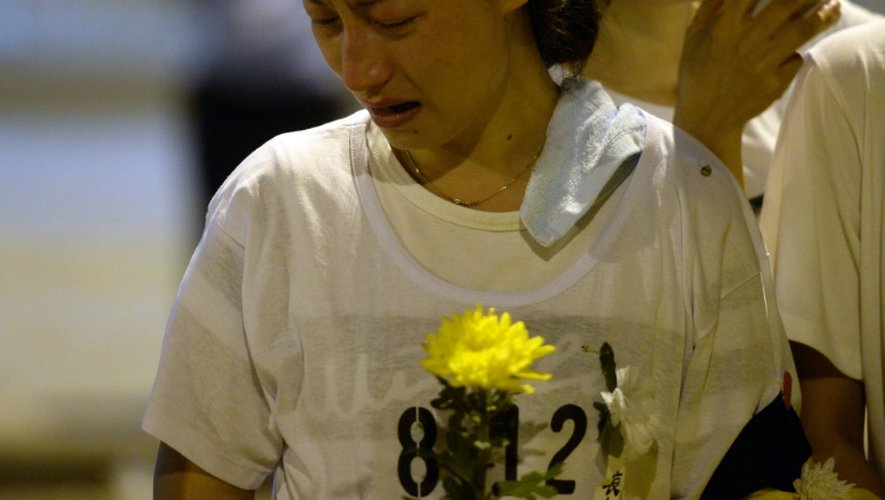 Une femme pleure lors d'une cérémonie en hommage aux victimes de l'explosion de Tianjin, le 18 août 2015 à Tianjin
