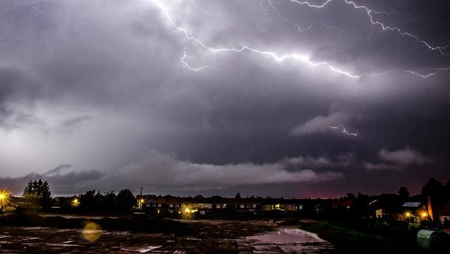Ciel orageux le 19 juillet 2014 à Godewaersvelde dans le nord de la France