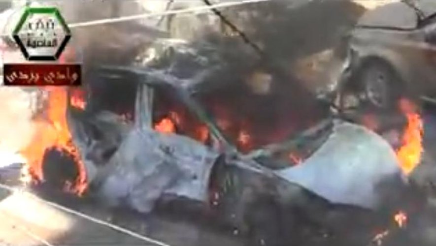 Capture vidéo d'une voiture en feu après un attentat à Souq Wadi Barada, le 25 octobre 2013