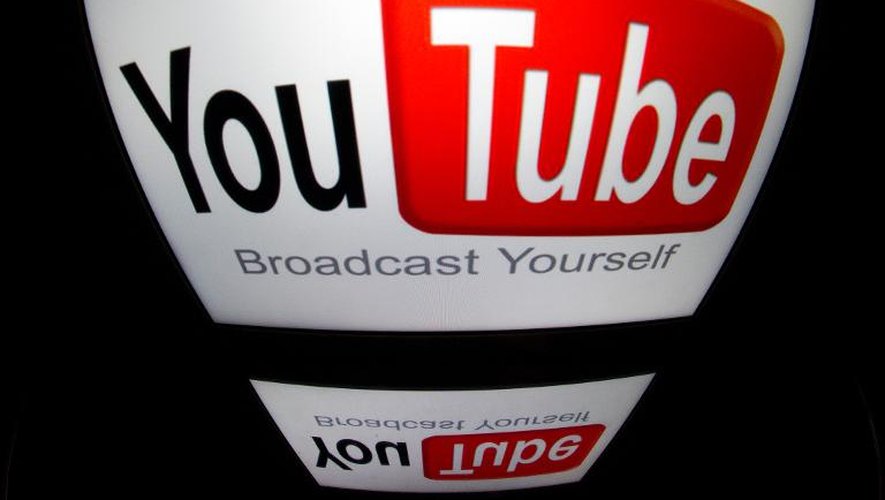 Le logo YouTube sur une tablette