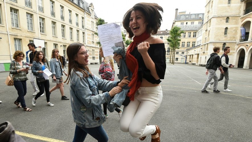 Des lycéens régissent aux résultats du baccalauréat devant un lycée parisien, le 5 juillet 2016