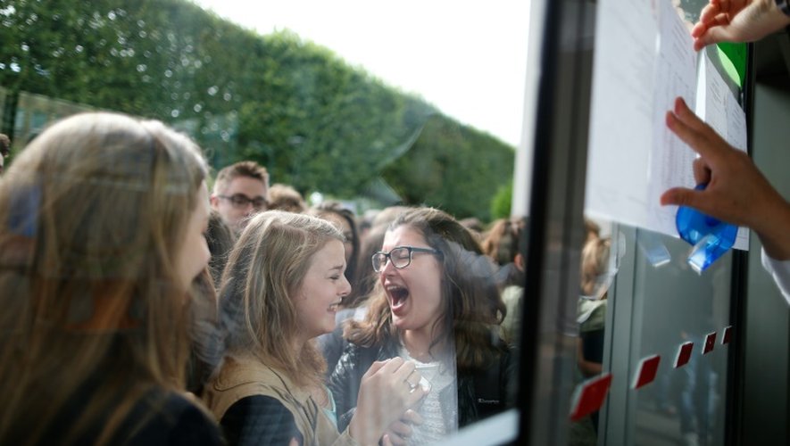 Des lycéens jeunes bacheliers réagissent à l'affichage des résultats du bac à Caen, le 5 juillet 2016