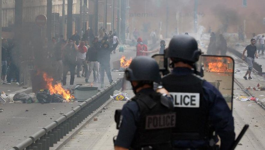 La police affronte des émeutiers le 20 juillet 2014 à Sarcelles, en banlieue parisienne, en marge d'une manifestation pro-Gaza, interdite par les autorités