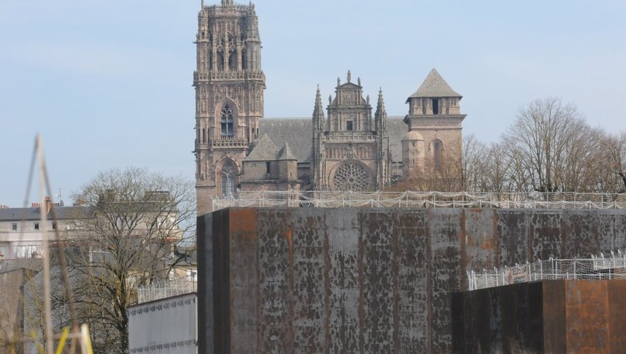 La cathédrale attire chaque année près de 300 000 visiteurs. Les estimations tablent sur 80 000 à 100 000 visiteurs par an au musée Soulages.