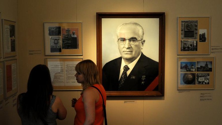 Des femmes visitent une exposition le 6 juillet 2014 à Moscou, rendant hommage à Iouri Andropov,  ex-numéro un soviétique, ex-chef du KGB, féroce persécuteur des dissidents