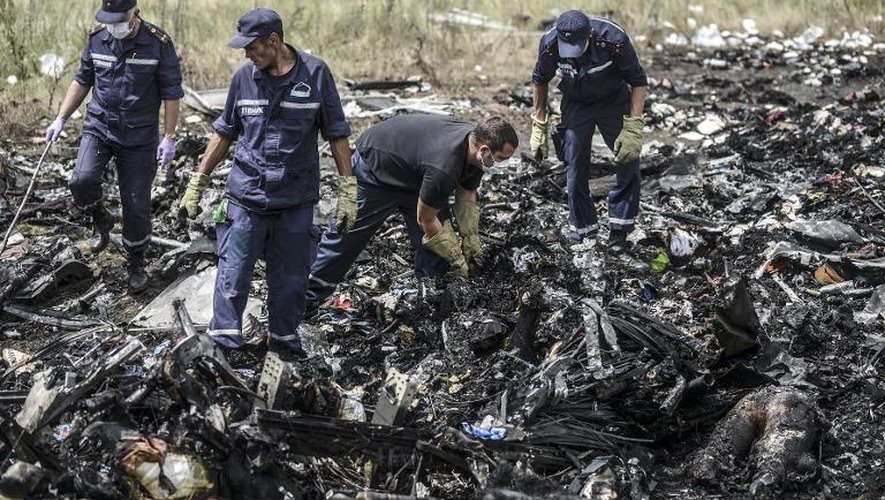 Des membres des services de secours ukrainiens à la recherche des corps des victimes du crash de l'avion malaisien, le 20 juillet 2014 près de Grabove dans la région de Donetsk
