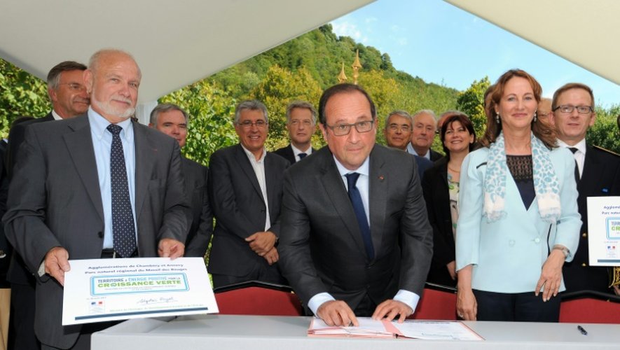 Le président François Hollande et la ministre de l'Ecologie Ségolène Royal (à d.), le 20 août 2015 à l'Institut national de l'énergie solaire au Bourget-du-Lac (Savoie)