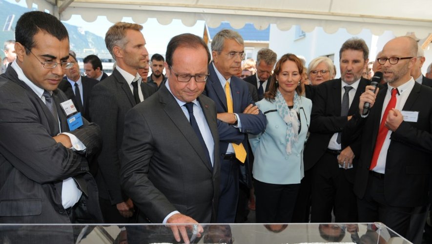 Le président François Hollande et la ministre de l'Ecologie Ségolène Royal (D), le 20 août 2015 lors d'une visite de l'Institut national de l'énergie solaire au Bourget-du-Lac (Savoie)