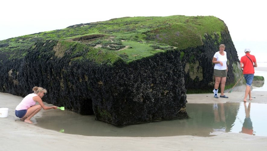 Les ruines d'un bunker allemand du Mur de l'Atlantique sont découvertes à marée basse sur la plage de Soulac (Gironde), le 13 août 2015