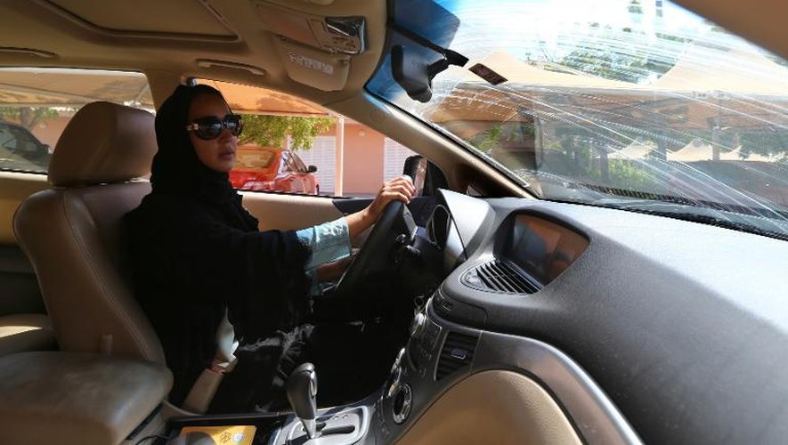 La militante saoudienne Manal Al Sharif, qui vit désormais à Dubaï, conduit sa voiture, le 22 octobre 2013