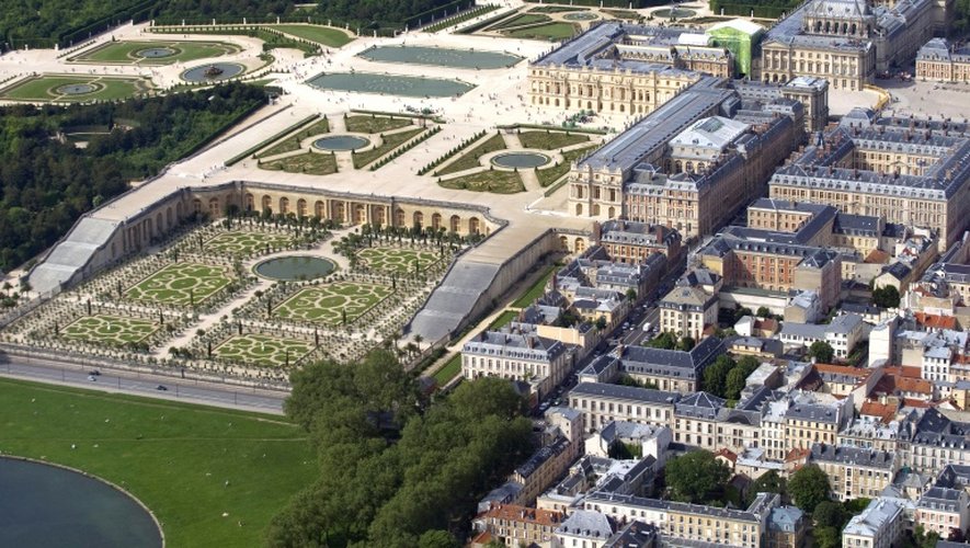 Vue aérienne du château de Versailles, un haut lieu de fréquentation touristique en Ile de France, le 2 juin 2012
