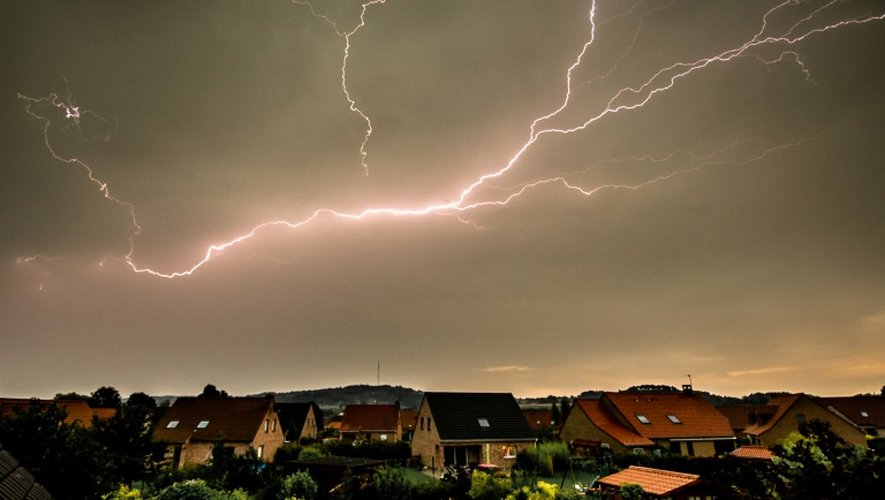 Des éclairs déchirent le ciel au-dessus de Godewaersvelde, en Alsace, lors d'une vague orageuse le 13 août 2015