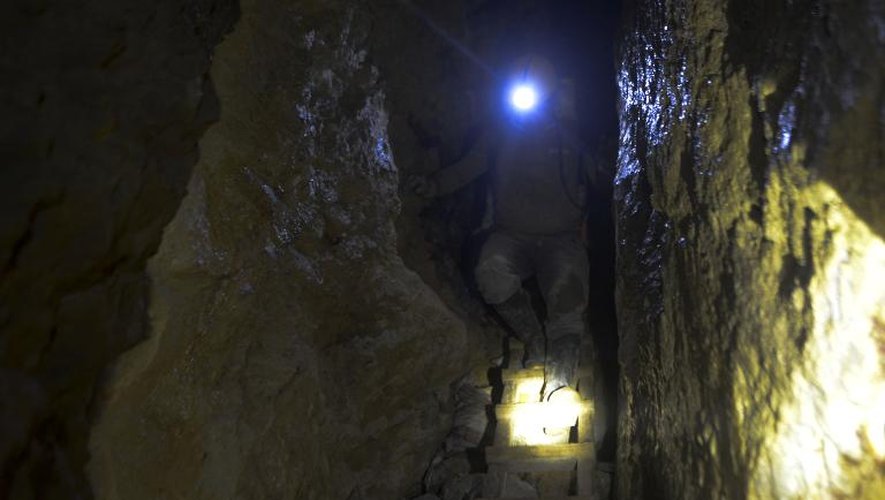 Un mineur descend dans une mine d'or illégale, dans le village de San Antonio, dans le nord-ouest de la Colombie, le 19 octobre 2013