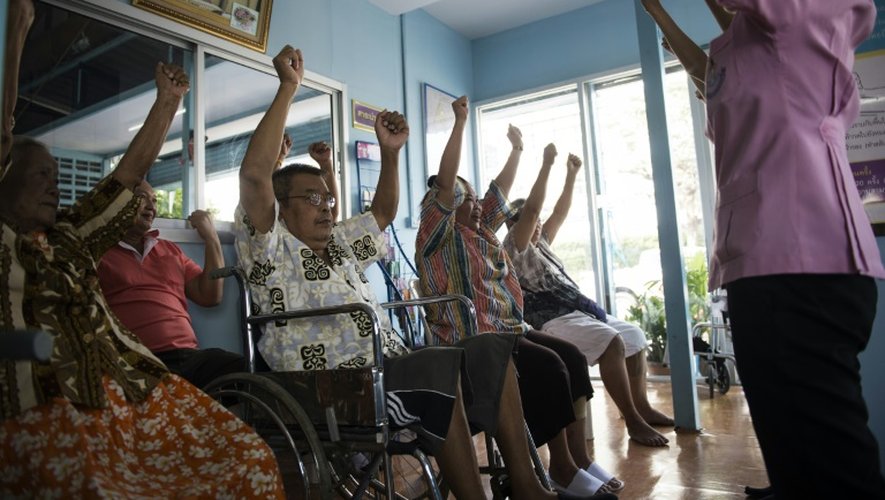 Des personnes âgées participent à des exercices de remise en forme dans un centre de soins à Bangkok, le 3 mars 2016