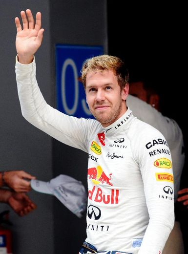 Sebastian Vettel salue après avoir signé la pole position du Grand Prix d'Inde le 26 octobre 2013 sur le circuit de Buddh près de New Dehli