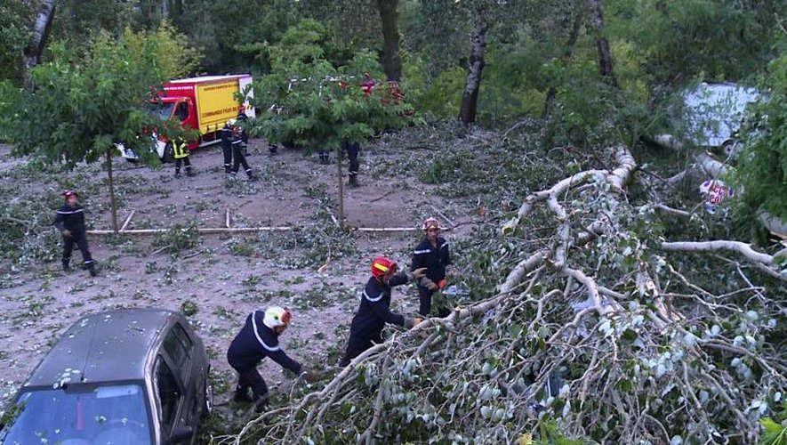 Les pompiers sécurisent le 20 juillet 2014 le camping de Saint-Just-d'Ardèche (Ardèche) où une mini-tornade a fait un mort et quatre blessés