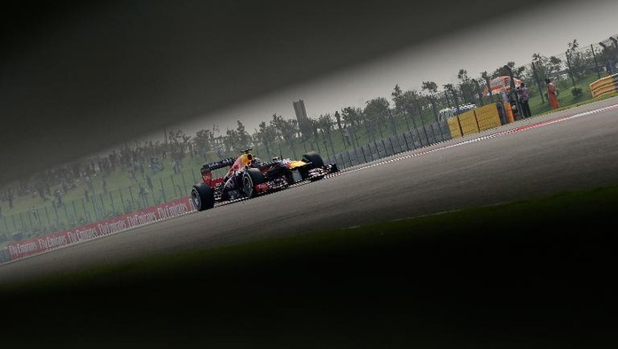 La Red Bull pilotée par l'Allemand Sebastian Vettel pendant les qualifications du Grand Prix d'Inde de F1 le 26 octobre 2013 sur le circuit de Buddh près de New Dehli